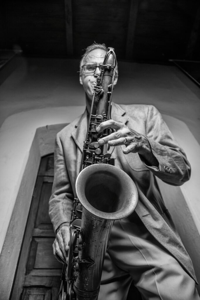 Foto de hombre tocando saxofón , saxofonista, chiapas por franz perzu